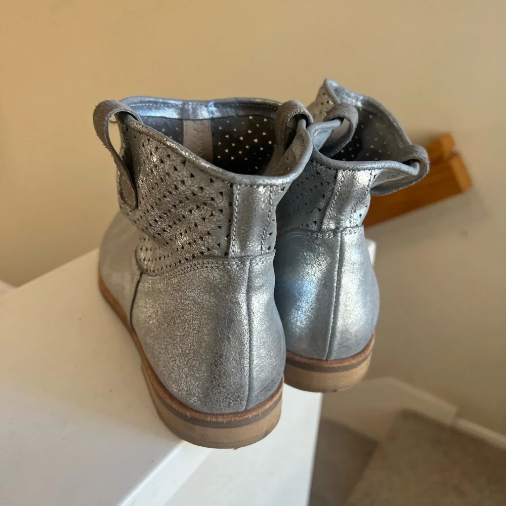 Manuela de‎ juan Women’s Silver Ankle Boots Booties . Size 8
